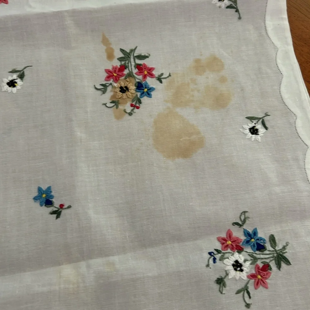 Beautifully embroidered tablecloth made in Switzerland with 4 napkins